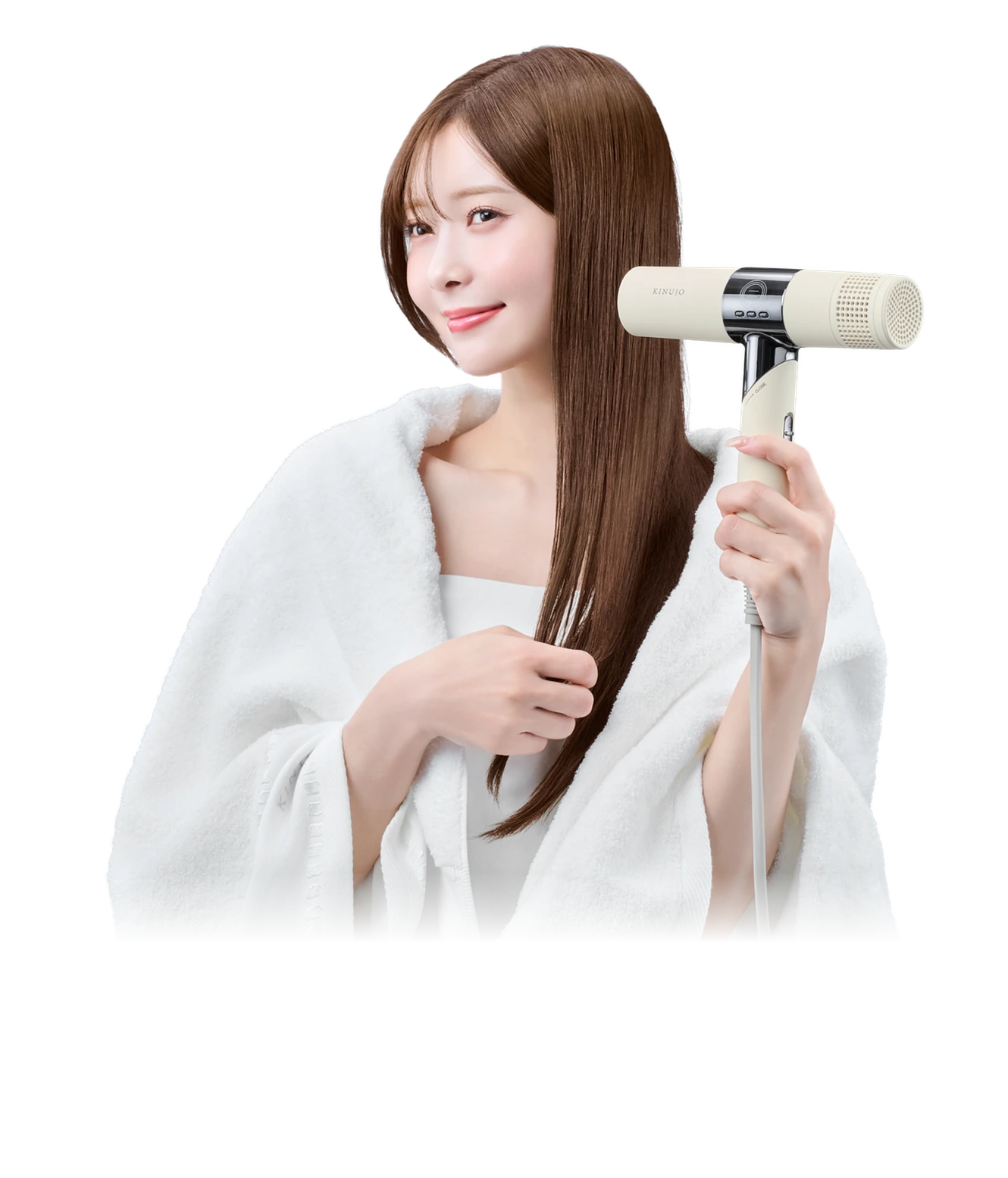 KINUJOヘアドライヤーを使う女性