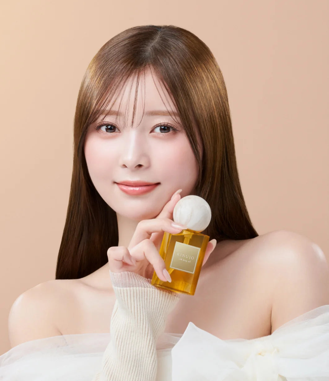 Silk drop oil を持つモデル