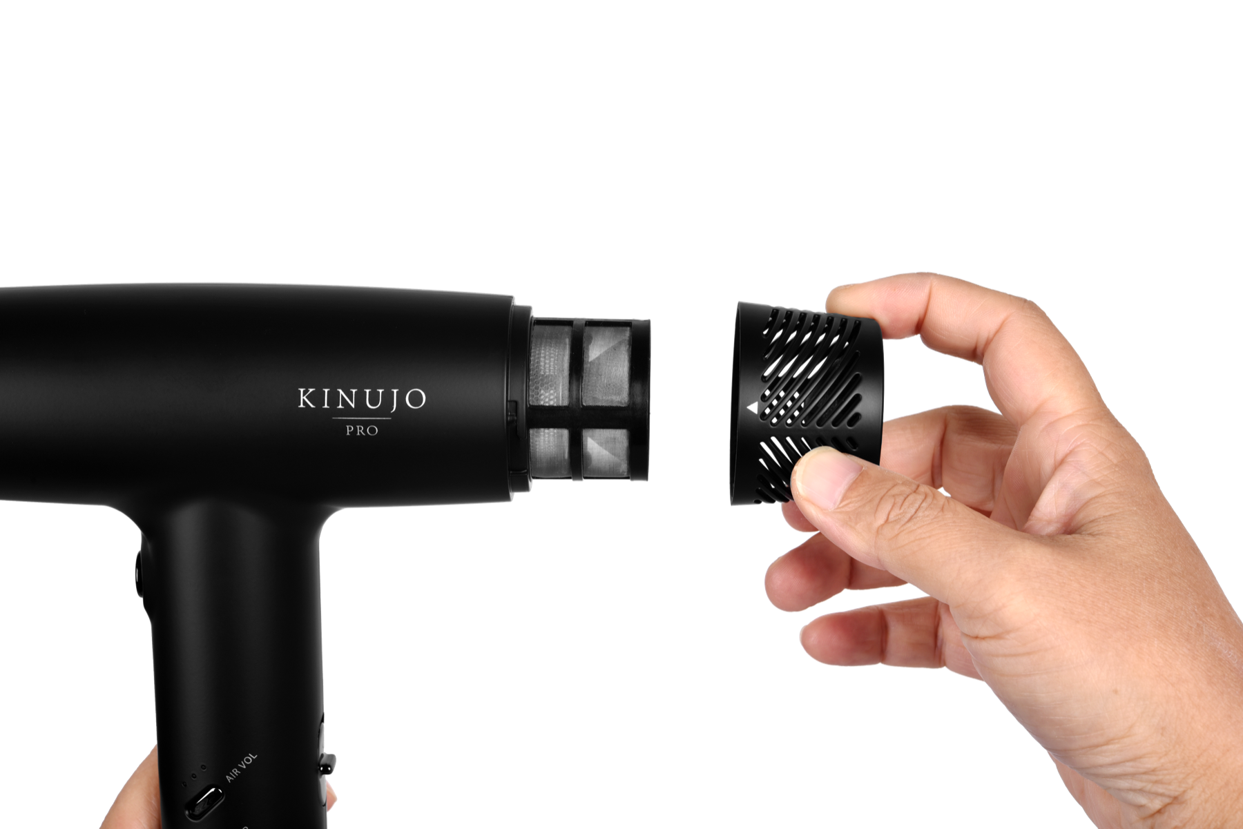 KINUJO Pro Hair Dryerのフィルターを手に持つ様子