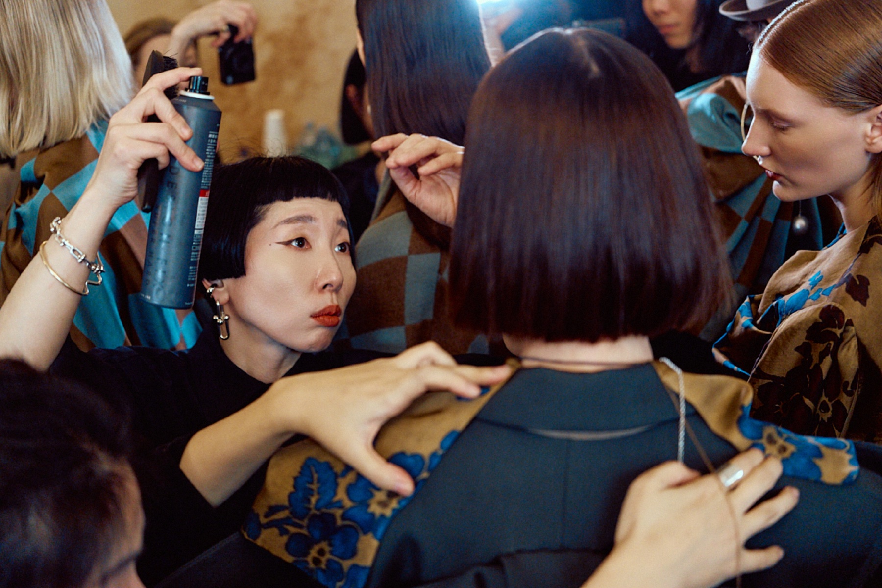 パリ・ファッションウィーク 舞台裏のヘアセット