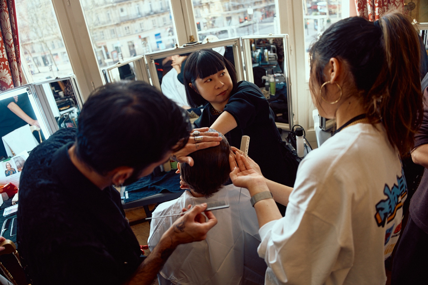 パリ・ファッションウィーク 舞台裏のヘアセット