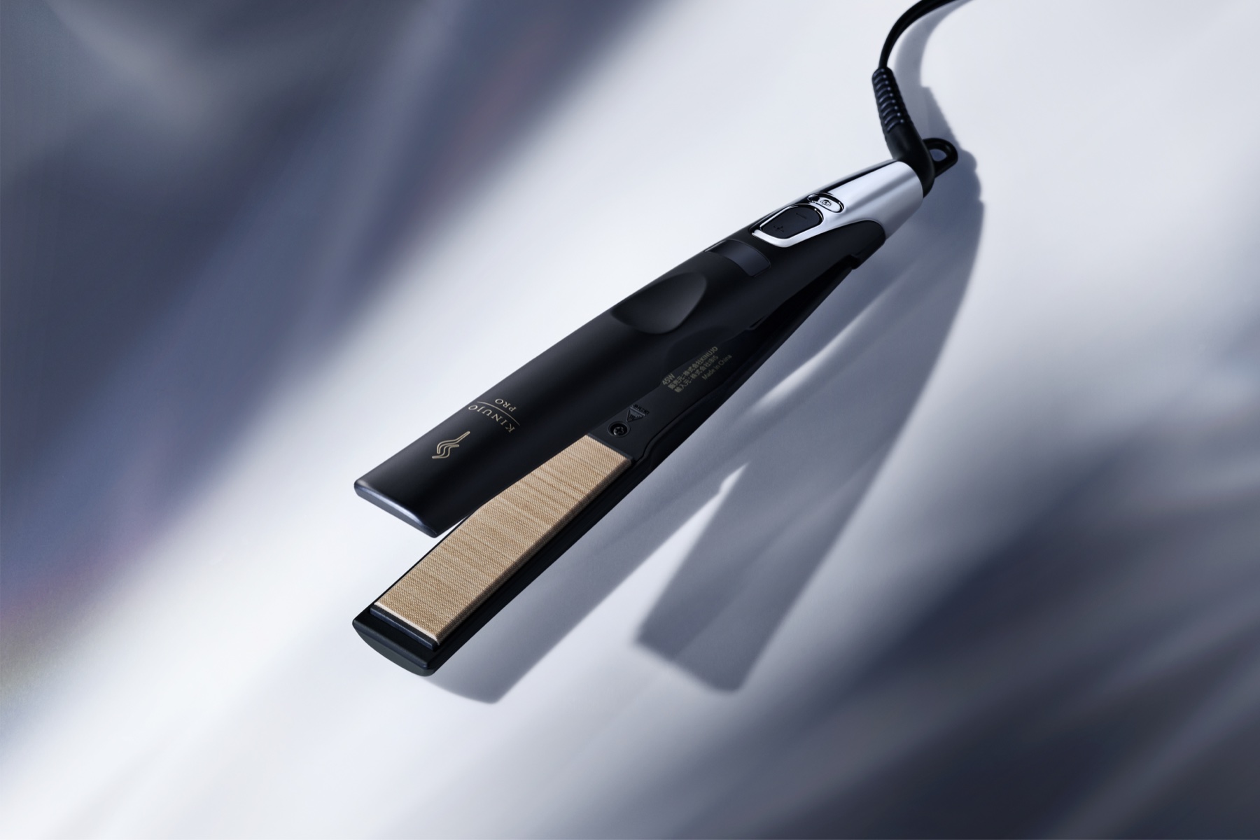 シルクプレートを採用したストレートアイロン本体